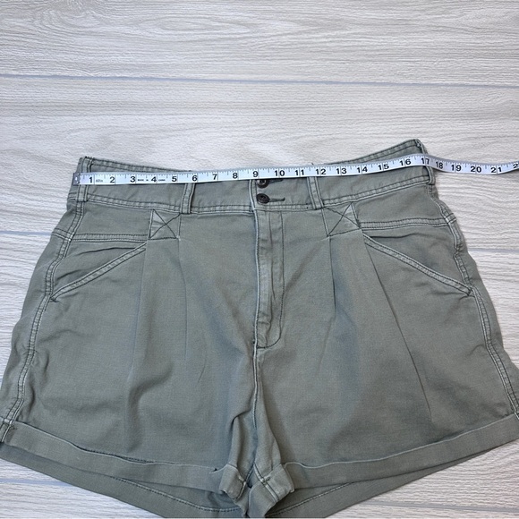 Pilcro Anthropologie Relaxed Pleated High Waisted Olive Green Shorts Size 32 - Picture 10 of 13